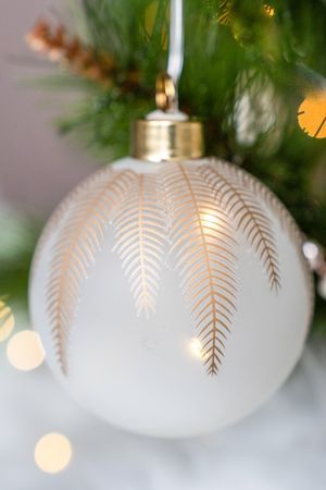 Светящийся елочный шар ПАЛМА Д'ОРО, стекло, 4 теплых белых микро LED-огня, 8 см, Peha Magic