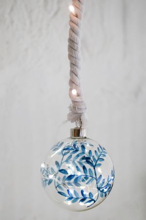 Светящийся шар на канатике ФОЛЬЕ ТЕНЕРЕ БЛЮ, стекло, 10 теплых белых микро LED-огней, 10 см, Peha Magic