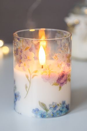 Свеча светодиодная восковая в стакане ВЕСЕННИЙ ПРОВАНС, голубые и сиреневые цветы, мерцающий огонек, "натуральный" фитилек, 10 см, батарейки, Peha Magic