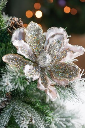 Искусственный цветок МАГНОЛИЯ МИЗЭКИ на клипсе, полиэстер, кремовая, 18 см, Christmas Deluxe