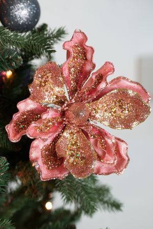 Искусственный цветок МАГНОЛИЯ НАОМИ на клипсе, полиэстер, розовый бархат, 18 см, Christmas Deluxe