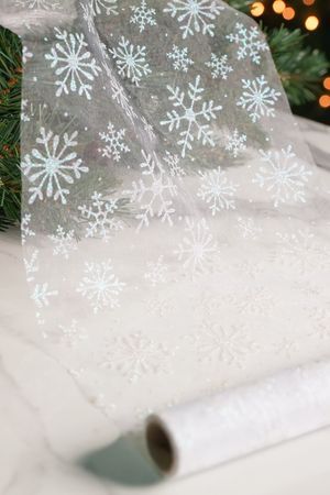 Ткань для декора, СЕРЕБРЯНАЯ ГЛАДЬ со снежинками, органза, 200х30 см, Koopman International