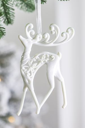 Ёлочная игрушка ОЛЕНЬ 'ПЕРЛАМУТРОВЫЙ ВИХРЬ', пластик, белый, 13 см, Winter Deco