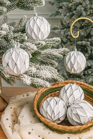 Набор ёлочных шаров СОЛЬЕВО КЛАССИКО, пластик, белый антик, 8 см, 6 шт., Winter Deco