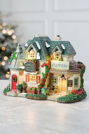 Коттедж 'Фэрнли Мур - цветы круглый год', полистоун, подсветка, батарейки, 21х16 см, LEMAX