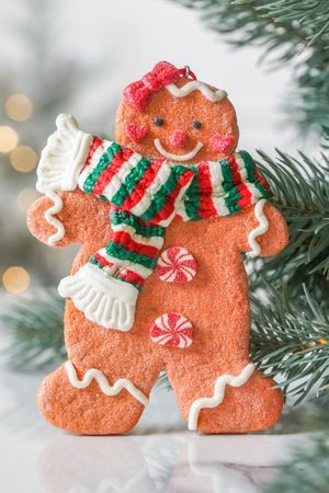 Ёлочная игрушка ПРЯНИЧКА В ШАРФИКЕ, керамика, 13 см, Kurts Adler
