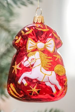 Ёлочная игрушка ЗОДИАК: ПОДАРОК ОТ ЛОШАДКИ, стекло, красный, 95 мм, Елочка