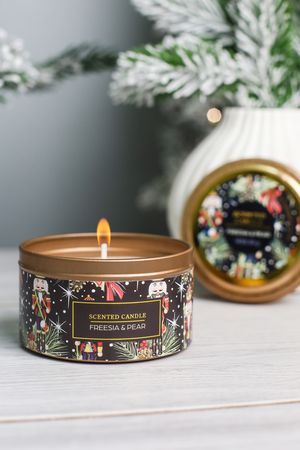 Ароматическая свеча в банке НОВОГОДНИЙ ВАЙБ: ФРЕЗИЯ И ГРУША, 5 см, Koopman International
