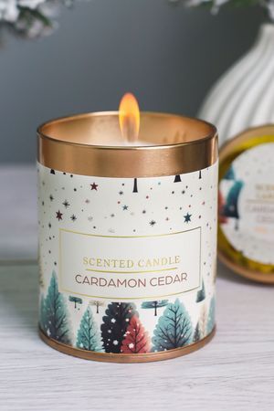 Ароматическая свеча в банке НОВОГОДНИЙ ВАЙБ: КЕДР И КАРДАМОН, 8 см, Koopman International