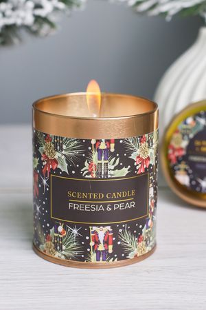 Ароматическая свеча в банке НОВОГОДНИЙ ВАЙБ: ФРЕЗИЯ И ГРУША, 8 см, Koopman International