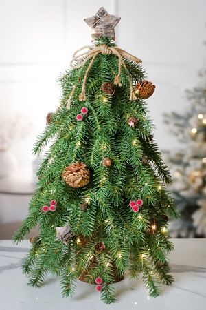 Настольная елка ГРЭЙС с ягодами, шишками и звездами 55 см, 80 теплых белых LED ламп, на батарейках, ЛИТАЯ 100%, Winter Deco
