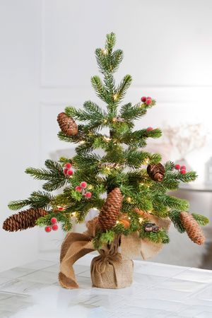 Настольная елка ФОРЕСТ БЬЮТИ с огоньками 50 см, 50 теплых белых LED ламп, с ягодами и шишками, на батарейках, ЛИТАЯ 100%, Winter Deco