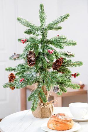 Настольная елка в мешочке ФАННИ с ягодами, шишками и звездами 50 см, ЛИТАЯ 100%, Winter Deco