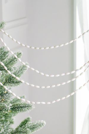 Бусы на ёлку ШЕЙНИ ШАРМ, пластик, белые радужные, 270 см, Winter Deco