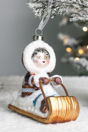Ёлочная игрушка МАЛЫШ ИЛА НА САНКАХ, коллекция СЕВЕРНЫЕ ИСТОРИИ, стекло, 12 см, Winter Deco