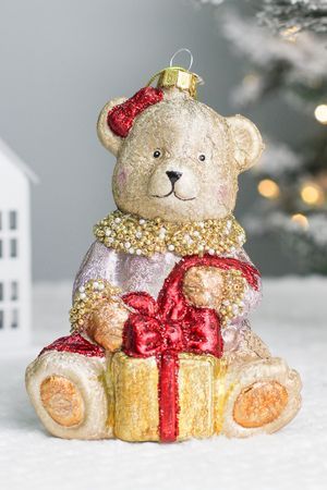 Ёлочная игрушка МИШКА-МАЛЫШКА И ПОДАРОК, коллекция СКАЗОЧНЫЕ МИШКИ, стекло, 14 см, Winter Deco