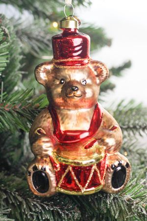 Ёлочная игрушка МИШУТКА-БАРАБАНЩИК, коллекция СКАЗОЧНЫЕ МИШКИ, стекло, 16 см, Winter Deco
