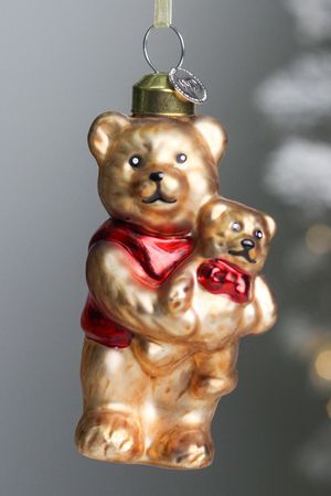 Ёлочная игрушка ПРАЗДНИЧНЫЙ МИШКА И ПОДАРОК, коллекция СКАЗОЧНЫЕ МИШКИ, стекло, 16 см, Winter Deco