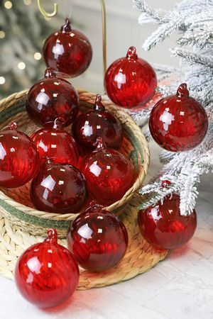 Набор ёлочных шаров ЦВЕТНЫЕ ЧАРЫ, стекло, бордовый и красный, 8 см, 12 шт., Winter Deco