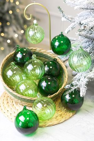 Набор ёлочных шаров ЦВЕТНЫЕ ЧАРЫ, стекло, темно- и светло-зеленый, 8 см, 12 шт., Winter Deco