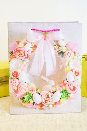 Подарочный пакет ПАСХАЛЬНЫЙ ВЕНОК - ВОЗДУШНЫЙ РОЗОВЫЙ, бумага, 25х20 см, Due Esse Christmas