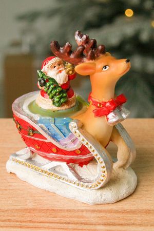 Новогодняя статуэтка ВОЛШЕБСТВО В САНЯХ - САНТА С КОЛОКОЛЬЧИКОМ, 8х9 см, Sigro