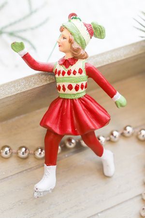 Ёлочная игрушка ДЕВОЧКА НА КОНЬКАХ: БЫСТРОЕ СКОЛЬЖЕНИЕ, полистоун, 10 см, Winter Deco