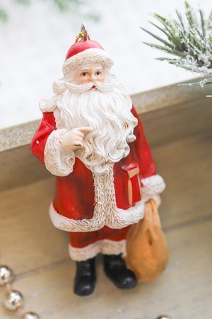 Ёлочная игрушка САНТА - ДОБРЫЕ ТРАДИЦИИ, полистоун, 9 см, Winter Deco