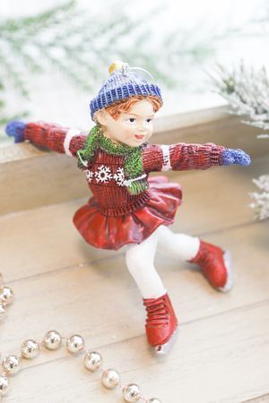 Ёлочная игрушка ФИГУРИСТКА КРИСТИ в красном свитере, полистоун, 11 см, Winter Deco