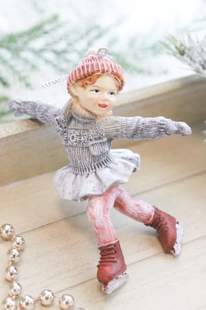 Ёлочная игрушка ФИГУРИСТКА КРИСТИ в сером свитере, полистоун, 11 см, Winter Deco