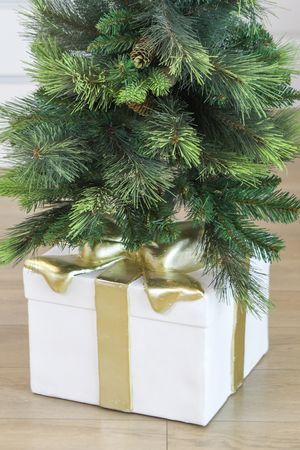 Подставка для ёлки ПОДАРОК ДЛЯ ПОДАРКОВ, полистоун, белый, 36х33 см, диаметр ствола до 3.8 см, Winter Deco