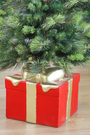 Подставка для ёлки ПОДАРОК ДЛЯ ПОДАРКОВ, полистоун, красный, 36х33 см, диаметр ствола до 3.8 см, Winter Deco