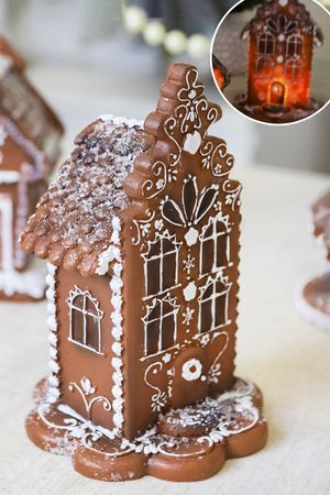 Светящаяся декоративная композиция БАШЕНКА МАДАМ ПРЯННИ, полистоун, тёплые белые LED-огни, 20 см, батарейки, Winter Deco