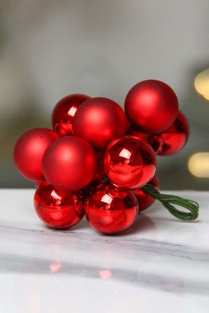 Ёлочное украшение ГРОЗДЬ миниатюрных стеклянных матовых и глянцевых шариков на проволоке, красная, 2 см, 12 шт., Winter Deco