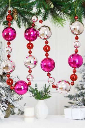 Бусы на ёлку НОВОГОДНЯЯ БИЖУТЕРИЯ, пластик, розовые, 210 см, Winter Deco