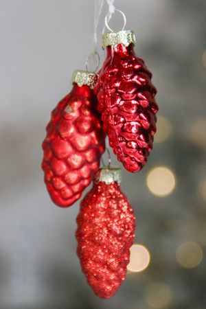 Ёлочное украшение-гроздь ШИШЕЧКИ НА ЛЕНТОЧКАХ красные, стекло, 11 см, Winter Deco