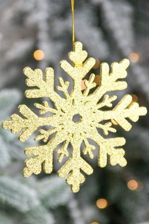 Деревянная елочная игрушка Снежинка - Снежная Корона, золотая, 15 см, МанузинЪ