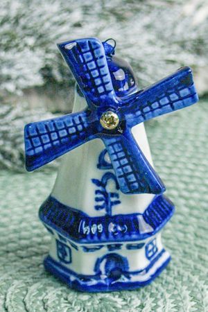 Ёлочная игрушка МЕЛЬНИЦА с синей крышей, делфтский фарфор, 9 см, Kurts Adler