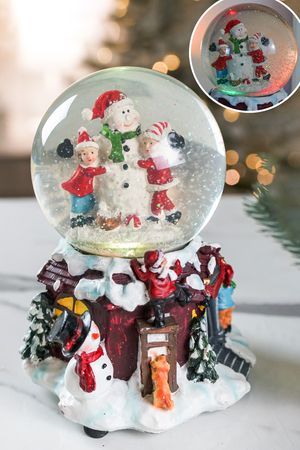 Снежный шар музыкальный ТАНЕЦ СНЕГОВИКА С ДЕТИШКАМИ, 2 меняющих цвета LED-огня, динамика, снежный вихрь, 21 см, батарейки, Kaemingk