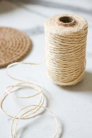 Джутовый шнур для декорирования УЮТНЫЙ ДЖУТ, белый, 1 мм*100 м, Купман Интернешнл (Koopman International)