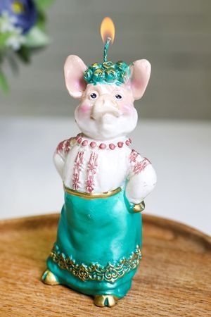 Фигурная свеча СВИНКА В ВЫШИВАНКЕ, красная, 13 см, Омский Свечной