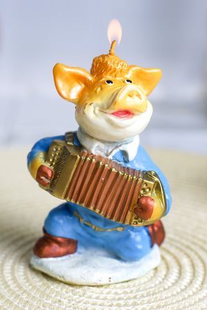 Фигурная свеча КАБАНЧИК С ГАРМОШКОЙ, голубой, 10.5 см, Омский Свечной