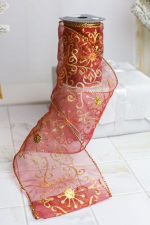 Лента для декорирования ИЗЯЩНАЯ: вензеля, красная, 13х270 см, Кэминг (Kaemingk)