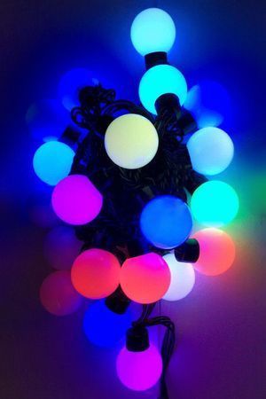 Светодиодная гирлянда Мультишарики 23 мм, 50 RGB LED-огней, 7.5 м, черный КАУЧУК+ПВХ, соединяемая, IP65, Рич ЛЕД (Rich LED)