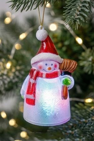 Светящаяся елочная игрушка РАДУЖНЫЙ СНЕГОВИЧОК С МЕТЕЛКОЙ, RGB-LED огни, 9 см, батарейки, Кэминг (Kaemingk)