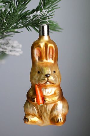Коллекционная ёлочная игрушка КРОЛИК С МОРКОВКОЙ, стекло, 10 см, Инге Глас (Inge Glas)