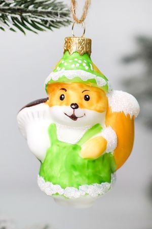Стеклянная ёлочная игрушка БЕЛОЧКА С ГРИБОМ, подарочная упаковка, 10 см, Коломеев