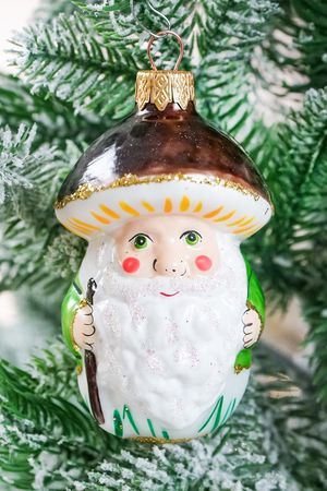 Стеклянная ёлочная игрушка ГНОМ БОРОВИК, подарочная упаковка, 8 см, Коломеев