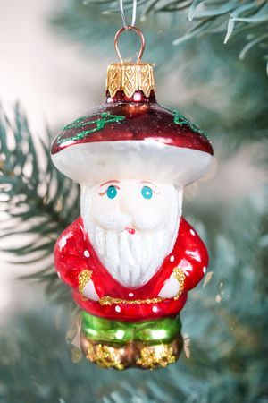Стеклянная ёлочная игрушка ГНОМ ГРИБНИК, подарочная упаковка, 10 см, Коломеев